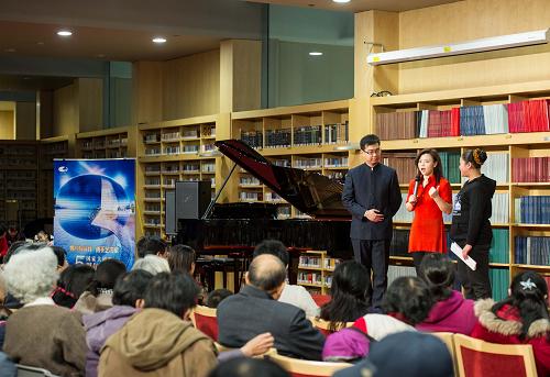 12月22日,青年鋼琴家陳薩(中)在國(guó)家大劇院和觀眾互動(dòng)。新華社記者 羅曉光 攝