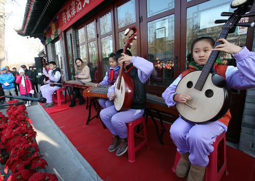 12月22日,在梁崎龔?fù)o念館外,天津市師范學(xué)校附屬小學(xué)的學(xué)生們在進行民樂演奏展示。當日,天津首屆“津沽文化日”系列活動在天津多個文化場館拉開帷幕。據(jù)了解,今年12月23日是“天津設(shè)衛(wèi)筑城”608周年紀念日。為珍惜和保護天津文化傳統(tǒng),天津首次設(shè)立“津沽文化日”,首個文化日以“弘揚津沽文化傳統(tǒng)、搭建文化傳承平臺”為主旨,針對不同群體開展多層面活動。新華社發(fā)(劉東岳 攝)
