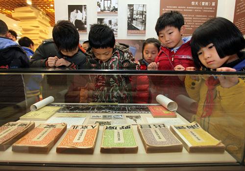 12月22日,小學(xué)生們在天津曹禺故居紀念館了解著名劇作家曹禺的生平。新華社發(fā)(劉東岳 攝)