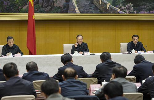 12月24日,國務(wù)院在北京召開全國審計(jì)工作電視電話會(huì)議,國務(wù)院總理溫家寶發(fā)表講話。國務(wù)院副總理李克強(qiáng)出席會(huì)議,國務(wù)委員兼國務(wù)院秘書長馬凱主持會(huì)議。新華社記者 王曄 攝