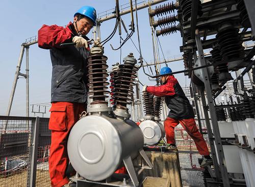 12月24日,湖州電力局的工作人員在檢修一座500千伏變電所的一個電容器組,確保設(shè)備安全運(yùn)行。新華社記者 徐昱 攝