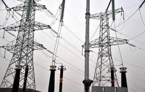 11月29日,國家電網(wǎng)湖南省送變電工程公司工程人員在進(jìn)行最后階段的施工。新華社記者 趙眾志 攝