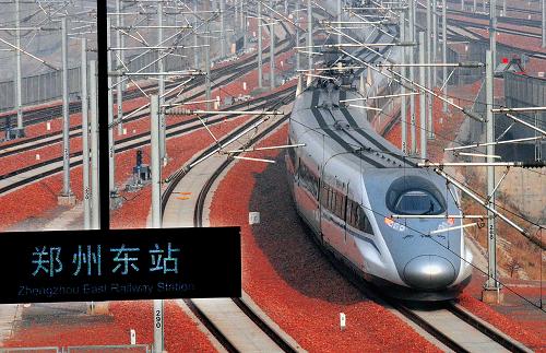 5日,一列由北京方向開來的動(dòng)車組列車駛進(jìn)鄭州東站。當(dāng)日,京廣高鐵的各趟動(dòng)車組列車均按照運(yùn)行圖全途運(yùn)行,為12月26日全線正式投入運(yùn)營(yíng)做最后的調(diào)試準(zhǔn)備。京廣高鐵北起北京,南至廣州,是目前世界上運(yùn)營(yíng)里程最長(zhǎng)的高速鐵路。新華社記者 王頌 攝