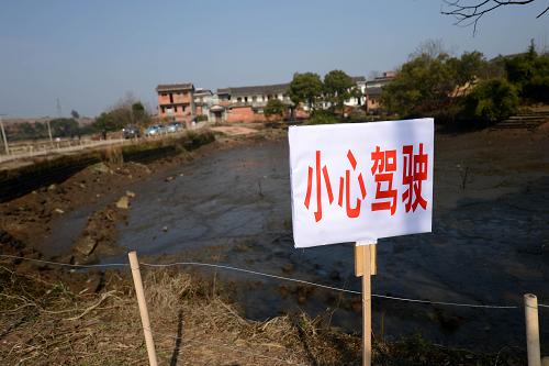 貴溪市交通部門在事故現(xiàn)場設(shè)置了“小心駕駛”警示牌(12月25日攝)。新華社記者 周科 攝