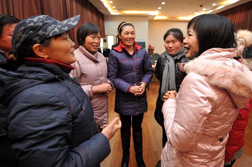 12月25日,參加杭州市環(huán)衛(wèi)專項公租房搖號的環(huán)衛(wèi)工人向工作人員咨詢公租房的配套情況。新華社記者 王定昶 攝