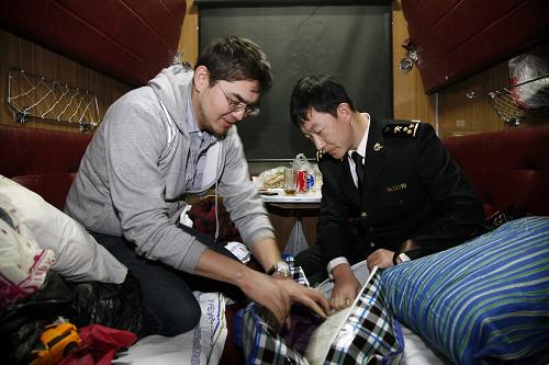 12月25日,阿拉山口海關(guān)關(guān)員在國際列車上對旅客攜帶物品進行查驗。當日,新疆北疆地區(qū)阿拉山口口岸最低氣溫接近零下20攝氏度,預(yù)計到29日還將下降至零下29攝氏度。阿拉山口海關(guān)、邊檢站等部門工作人員堅守工作崗位,并通過多種措施在持續(xù)低溫天氣環(huán)境下,保障口岸通關(guān)通暢。新華社記者 趙戈 攝