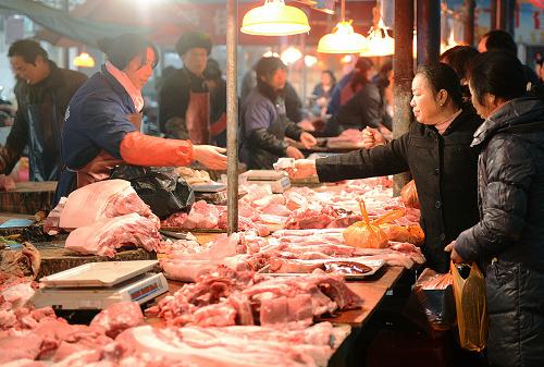 顧客在江西南昌市東湖區(qū)一家農貿市場選購豬肉(12月22攝)。據新華社全國農副產品和農資價格行情系統(tǒng)監(jiān)測,與前一日相比,12月25日,肉類、禽蛋價格上漲;蔬菜價格以漲為主;水果價格穩(wěn)中有漲;水產品、食用油價格微幅波動;成品糧、奶類價格基本穩(wěn)定。監(jiān)測數(shù)據顯示,與11月20日相比,12月25日,豬后臀尖肉、豬五花肉全國日均價分別上漲5.0%、5.8%。新華社記者 周科 攝