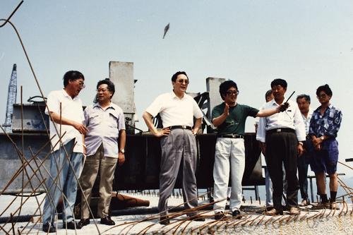 1994年,俞正聲(左三)在青島考察跨海公路建設(shè)。新華社發(fā)