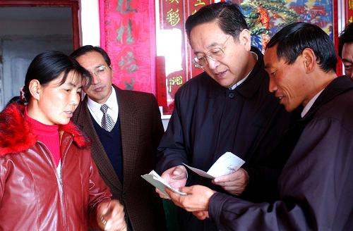 2002年1月11日,俞正聲在湖北省嘉魚(yú)縣進(jìn)行農(nóng)村調(diào)研,了解農(nóng)民負(fù)擔(dān)情況。新華社記者 杜華舉 攝