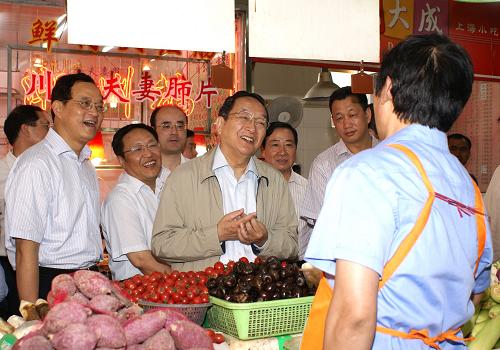 2010年6月17日,俞正聲在上海市徐匯區(qū)調(diào)研。新華社發(fā)