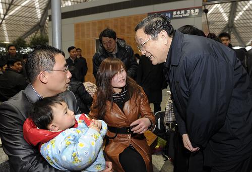 2010年2月11日,俞正聲在鐵路上海南站視察春運(yùn)保障工作,并向返鄉(xiāng)旅客祝賀新春。新華社發(fā)
