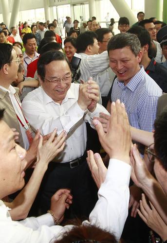 2012年6月10日,俞正聲在上海市第一屆市民運(yùn)動(dòng)會(huì)開(kāi)幕式上與群眾交流。新華社記者 裴鑫 攝