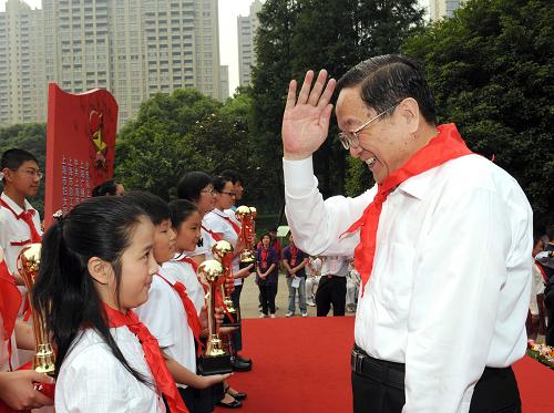 2011年5月31日,俞正聲為上海市“十佳少先隊(duì)員”頒獎(jiǎng)。新華社發(fā)