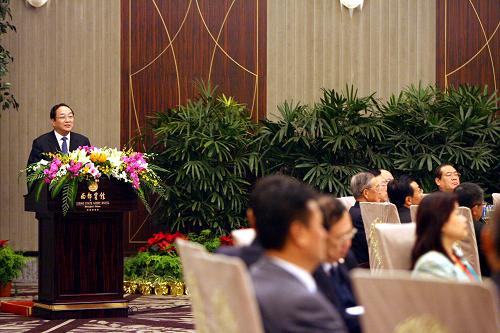 2008年12月20日,俞正聲在上海西郊賓館宴請(qǐng)出席第四屆兩岸經(jīng)貿(mào)文化論壇的中國(guó)國(guó)民黨主席吳伯雄、榮譽(yù)主席連戰(zhàn)等嘉賓。這是俞正聲在宴會(huì)上致辭。新華社記者 劉穎 攝