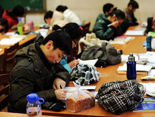 12月25日,在河北大學(xué)自習(xí)室,參加2013年全國碩士研究生統(tǒng)一入學(xué)考試的考生在抓緊復(fù)習(xí)。距2013年1月5日的全國碩士研究生統(tǒng)一入學(xué)考試初試還剩十天時間,考研復(fù)習(xí)進入關(guān)鍵階段,考生們抓緊時間進行最后沖刺。據(jù)了解,2013年全國考研報名人數(shù)達到180萬人,再創(chuàng)歷史新高。新華社發(fā)(朱旭東 攝)