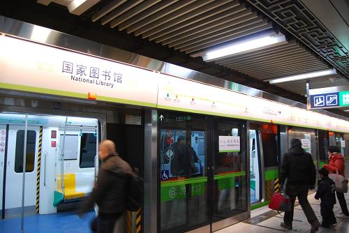 12月30日,乘客在北京地鐵9號線北段國家圖書館站乘車。新華社記者 羅曉光 攝