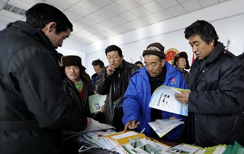 12月30日,內(nèi)蒙古巴彥淖爾市杭錦后旗蠻會鎮(zhèn)的農(nóng)民在上課前領(lǐng)取學(xué)習(xí)資料。新華社記者 趙婷婷 攝