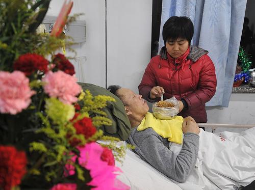 2013年1月1日,在山西省臨汾市第四人民醫(yī)院,張忠英在給丈夫趙德君喂飯。2012年12月25日14時(shí)40分左右,中鐵隧道集團(tuán)二處山西中南鐵路通道六標(biāo)項(xiàng)目部第六分部的工作人員在實(shí)施爆破作業(yè)時(shí),違章操作出現(xiàn)事故,在距洞口約5000米的隧道中發(fā)生爆炸事故,爆炸威力相當(dāng)于120公斤的炸藥,沖擊波影響到周邊工作面。爆炸及其產(chǎn)生的有害氣體導(dǎo)致現(xiàn)場(chǎng)8人遇難,5人受傷。截至目前,8名遇難者中7人善后工作已告一段落,剩余1名死者家屬正在來(lái)的路上,2名重傷人員趙德君、唐福分別在山西省臨汾市第四人民醫(yī)院、山西省臨汾市堯都區(qū)第一人民醫(yī)院接受救治,3名輕傷人員在河南省孟州市人民醫(yī)院接受治療,目前均傷情穩(wěn)定,無(wú)生命危險(xiǎn)。新華社記者 詹彥 攝