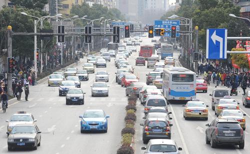 1月2日,黃燈亮起時(shí)車輛通過南京市區(qū)一處十字路口。被網(wǎng)民稱為“史上最嚴(yán)交規(guī)”的修訂版《機(jī)動(dòng)車駕駛證申領(lǐng)和使用規(guī)定》于2013年1月1日起施行。按照新規(guī),闖黃燈屬于違法行為,黃燈亮?xí)r,已越過停止線的車輛可繼續(xù)通行,未越過停止線的車輛不得通行。新交規(guī)實(shí)施以來,對(duì)于闖黃燈的處罰在不少車主中引發(fā)熱議,而設(shè)置黃燈本身的提醒意義,技術(shù)上對(duì)于闖黃燈難以進(jìn)行認(rèn)定,為避免闖黃燈造成的通行減慢、急停追尾等問題成為議論的焦點(diǎn)。新華社記者 沈鵬 攝