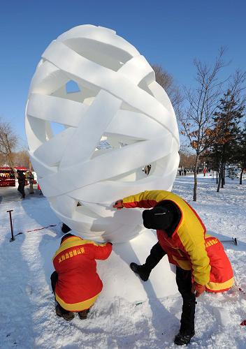 1月3日,韓國(guó)隊(duì)選手在進(jìn)行作品《地球與生命》的創(chuàng)作,該作品最終獲最佳技巧獎(jiǎng)。當(dāng)日,第18屆哈爾濱國(guó)際雪雕比賽在哈爾濱太陽(yáng)島雪博會(huì)國(guó)際雪雕賽區(qū)落幕,法國(guó)隊(duì)的參賽作品《自由進(jìn)入》奪得頭籌。此次為期4天的比賽吸引了來(lái)自11個(gè)國(guó)家和地區(qū)的70多名中外雪雕藝術(shù)家參加。新華社記者 王建威 攝