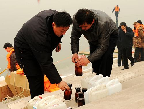 1月7日,水樣采集人員在對采集到的水樣貼標(biāo)簽分類。新華社發(fā)(朱旭東 攝)
