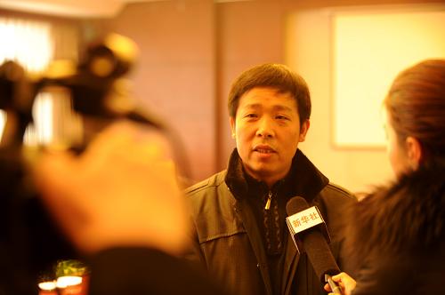 1月8日,邯鄲市環(huán)保局總工程師侯日升在接受采訪(fǎng)。受上游漳河山西境內(nèi)苯胺泄漏影響,下游河北邯鄲市此前緊急關(guān)閉了可能會(huì)受到污染的水源地之一岳城水庫(kù),根據(jù)8日最新對(duì)岳城水庫(kù)水質(zhì)監(jiān)測(cè)初步顯示,目前水庫(kù)內(nèi)水質(zhì)已基本達(dá)標(biāo),但漳河進(jìn)入岳城水庫(kù)的河道內(nèi)檢出苯胺超國(guó)家標(biāo)準(zhǔn)5倍。目前,邯鄲市已決定在漳河進(jìn)入岳城水庫(kù)接點(diǎn)處采取攔壩措施,將上游被污染的水?dāng)r截,并將苯胺超標(biāo)的水全部抽走,進(jìn)行凈化處理。新華社發(fā)(朱旭東攝)