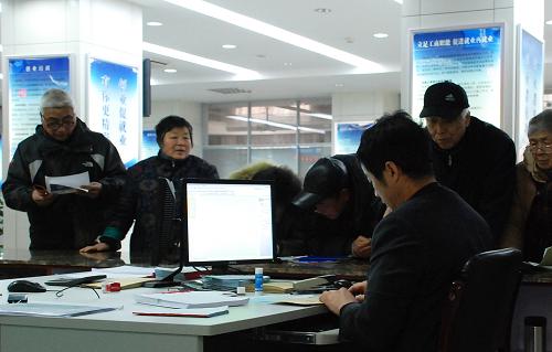 1月9日,南京市社保中心異地就醫(yī)報(bào)銷(xiāo)窗口工作人員在為退休老人辦理業(yè)務(wù)。新華社發(fā)(李響 攝)