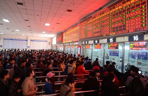 1月9日,旅客在南昌火車站排隊購票。今年春運將從本月26日開始,從1月9日開始,旅客可以在火車站的售票窗口以及各代售點購買春運首日的火車票。由于電話和網(wǎng)絡購票的預售期比窗口和代售點購票的預售期早兩天,所以這兩種購票方式大大緩解了現(xiàn)場購票的壓力。目前,南昌鐵路局春運節(jié)前臨客方案已全面出臺,為了滿足旅客的需求,春運節(jié)前將針對京滬廣深等重點方向增開一批臨客。 新華社記者 周科 攝