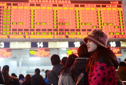 1月9日,旅客在南昌火車站排隊購票。新華社記者 周科 攝