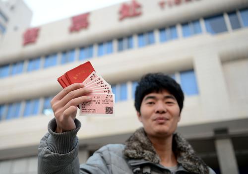 1月9日,南昌工程學院的一名學生在南昌火車站展示剛購買到的火車票。新華社記者 周科 攝