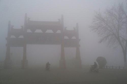 1月10日,在河南省開封市街頭,行人在霧中出行。據(jù)中央氣象臺(tái)監(jiān)測(cè),當(dāng)日,我國(guó)華北、黃淮等地區(qū)霧氣彌漫。河南開封、平頂山、安陽(yáng)、焦作等地區(qū)遭遇能見度小于200米的大霧天氣,局部地區(qū)能見度小于50米,各地氣象臺(tái)先后發(fā)布大霧橙色預(yù)警。新華社發(fā)