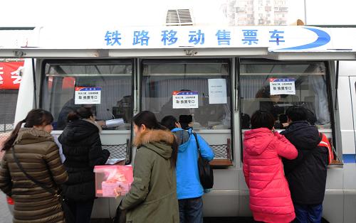 1月11日,購(gòu)票者通過(guò)鐵路移動(dòng)售票車(chē)買(mǎi)票。當(dāng)日,在北京朝陽(yáng)社區(qū)學(xué)院里,兩輛鐵路移動(dòng)售票車(chē)開(kāi)始對(duì)外售票。售票車(chē)可提供售票、取票、查詢(xún)等多項(xiàng)服務(wù),與車(chē)站的售票窗口功能一致。移動(dòng)售票車(chē)的開(kāi)設(shè),為外來(lái)務(wù)工人員等群體購(gòu)票提供了便利。新華社記者 李文 攝