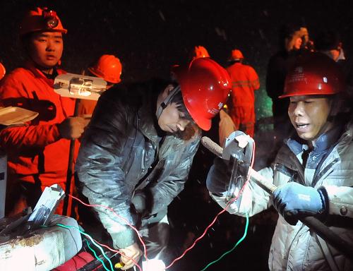 1月11日,供電人員在接通救援現(xiàn)場(chǎng)臨時(shí)電源。新華社記者 陳海寧 攝