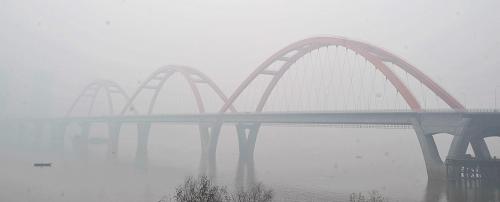 大霧籠罩下的長(zhǎng)沙福元路湘江大橋(1月12日攝)。新華社記者龍弘濤攝