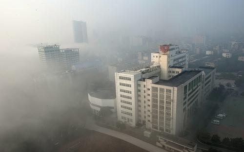 1月12日,武漢城區(qū)被霧霾籠罩。新華社記者 程敏 攝