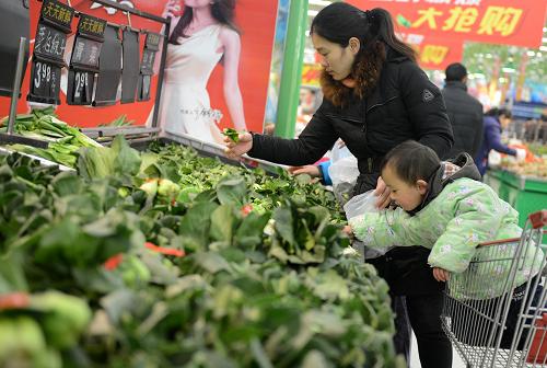 市民在南昌市紅谷灘新區(qū)一家超市選購蔬菜(1月11日攝)。近日,江西省蔬菜價(jià)格上漲明顯,據(jù)江西省商務(wù)廳發(fā)布的本周生活必需品數(shù)據(jù)顯示,監(jiān)測的18種蔬菜價(jià)格中,1種持平,17種上漲。葉菜中生菜、油菜和芹菜分別上漲22.95%、18.95%和13.9%。受氣溫下降影響,江西省蔬菜價(jià)格已連續(xù)七周上漲,由于春節(jié)臨近,市場需求量增大,預(yù)計(jì)后期仍有小幅走高壓力。新華社記者周科攝