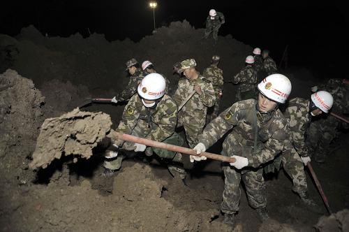 1月12日凌晨,武警官兵在云南省昭通市鎮(zhèn)雄縣果珠鄉(xiāng)高坡村趙家溝村民小組山體滑坡現(xiàn)場搜救。新華社發(fā)(郝亞鑫 攝)