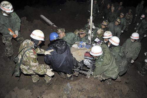 1月12日凌晨,武警官兵將照明設(shè)備抬到云南省昭通市鎮(zhèn)雄縣果珠鄉(xiāng)高坡村趙家溝村民小組山體滑坡搜救工作現(xiàn)場。新華社發(fā)(郝亞鑫 攝)