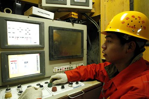 1月19日,盾構機司機應超在操作“寧天十六號”盾構機。新華社發(fā)(焦宏濤 攝)