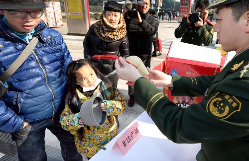 1月19日,消防警官在向市民介紹如何分辨合格與偽劣的煙花爆竹產(chǎn)品。當日,上海消防總隊及所屬各支隊在全市范圍內(nèi)舉行“安全燃放煙花爆竹”宣傳活動,通過發(fā)放宣傳資料、播放不當燃放煙花爆竹引發(fā)火災(zāi)宣傳片及現(xiàn)場演示如何分辨合格與偽劣的煙花爆竹產(chǎn)品,詳細宣講安全燃放煙花爆竹的方法和燃放煙花爆竹應(yīng)注意的事項等,引導(dǎo)市民自覺抵制非法、偽劣、超標煙花爆竹,保證居民人身安全。新華社記者 凡軍 攝