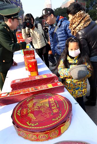 1月19日,消防警官在為市民介紹如何分辨合格與偽劣的煙花爆竹產(chǎn)品。春節(jié)即將到來,上海消防總隊及所屬各支隊在全市范圍內(nèi)舉行“安全燃放煙花爆竹”宣傳活動,通過發(fā)放宣傳資料、播放宣傳片及現(xiàn)場演示分辨優(yōu)劣煙花爆竹產(chǎn)品等方法,增強市民安全意識,引導(dǎo)市民自覺抵制劣質(zhì)非法煙花爆竹,保證人身安全。新華社記者 凡軍 攝