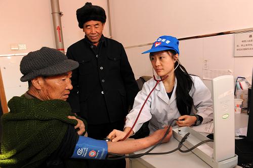 1月19日,北京中醫(yī)醫(yī)院醫(yī)生邵培培(右一)為延慶井莊鎮(zhèn)井莊村村民看病。當(dāng)日,“服務(wù)農(nóng)村·惠澤百姓健康公益活動(dòng)中醫(yī)專(zhuān)家義診”在北京郊區(qū)延慶展開(kāi)。北京中醫(yī)醫(yī)院的中醫(yī)專(zhuān)家志愿者服務(wù)隊(duì)來(lái)到延慶井莊鎮(zhèn)社區(qū)衛(wèi)生服務(wù)中心,為這里的農(nóng)村百姓進(jìn)行內(nèi)科、骨科的現(xiàn)場(chǎng)診療和婦幼保健咨詢(xún)服務(wù),并為社區(qū)衛(wèi)生服務(wù)中心捐贈(zèng)《中成藥臨床合理使用讀本》?;顒?dòng)中,主辦單位領(lǐng)導(dǎo)還走訪慰問(wèn)了井莊鎮(zhèn)井莊村多戶(hù)困難家庭。新華社記者 何俊昌 攝