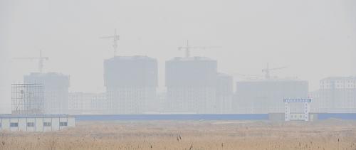 1月19日,寧夏回族自治區(qū)銀川市一些建筑籠罩在濃霧中。當(dāng)日,寧夏回族自治區(qū)銀川市再次遭遇霧霾天氣,這是本周第二次較為明顯的出現(xiàn)霧霾天氣,城區(qū)部分街道和建筑籠罩在濃霧中,給市民的出行帶來不便。據(jù)銀川市環(huán)保局網(wǎng)站公布的數(shù)據(jù)顯示,到當(dāng)日中午12時,銀川市6個PM2.5監(jiān)測點監(jiān)測到的濃度均超標(biāo),其中有4個監(jiān)測點數(shù)據(jù)破百。新華社記者 彭昭之 攝