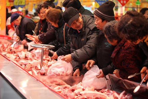 1月18日,四川省眉山市市民在東坡區(qū)一家超市選購鮮豬肉。監(jiān)測數(shù)據(jù)顯示,2012年11月下旬以來,全國豬肉價(jià)格上漲明顯。與2012年11月19日相比,2013年1月19日,豬后臀尖肉、豬五花肉全國日均價(jià)分別上漲10.0%、11.2%。分地區(qū)看,除海南外,其余省區(qū)市豬肉價(jià)格均上漲。其中,山東的豬肉價(jià)格漲幅居首,達(dá)18.2%,山西、遼寧、河南、湖北、陜西的漲幅均超過15.0%。新華社發(fā)(姚永亮 攝)