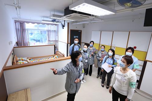 1月25日,衛(wèi)生防護(hù)中心疾病調(diào)控及感染控制人員在演習(xí)中評估護(hù)老院是否適合進(jìn)行實地檢疫。當(dāng)日,香港特區(qū)政府衛(wèi)生署衛(wèi)生防護(hù)中心連同其他部門舉行代號為“琥珀”的演習(xí),就新型流感個案發(fā)生后相關(guān)醫(yī)療應(yīng)急安排進(jìn)行測試和評估。新華社發(fā)