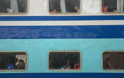 1月27日,一輛雙層列車停靠杭州火車站時(shí),車內(nèi)旅客向外張望。當(dāng)日是全國春運(yùn)啟動(dòng)第二天。記者在杭州火車站記錄下回鄉(xiāng)旅客在候車、乘車時(shí)的種種情景?;剜l(xiāng)之路充滿艱辛卻又不乏溫情;旅途的終點(diǎn),是家在召喚。新華社記者 韓傳號(hào) 攝
