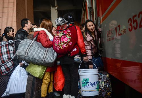 1月27日,一隊(duì)旅客準(zhǔn)備登上杭州開往貴陽方向的火車,車門附近的一名女子被擠得“痛苦不堪”。新華社記者 韓傳號(hào) 攝