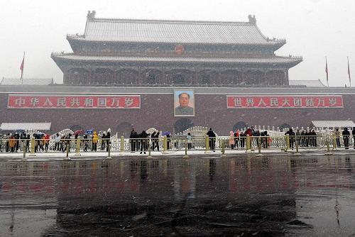 2月3日拍攝的雪中的北京天安門。 當(dāng)日是農(nóng)歷臘月二十三“小年”,北京迎來降雪天氣。據(jù)北京市氣象臺發(fā)布的數(shù)據(jù)顯示,3日5時至8時全市平均降水量0.4毫米;北京氣象臺于3日6時發(fā)布道路結(jié)冰黃色預(yù)警,預(yù)計白天北京仍有小雪,且地表溫度低于0攝氏度,道路將出現(xiàn)結(jié)冰現(xiàn)象,請出行市民注意防范。 新華社記者 公磊 攝
