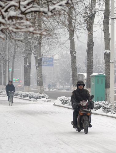 2月3日,市民在雪地上騎行。 當(dāng)日為我國傳統(tǒng)的“小年”,河北大部地區(qū)出現(xiàn)降雪。河北省氣象臺2月3日發(fā)布暴雪藍(lán)色預(yù)警信號和道路結(jié)冰黃色預(yù)警信號,提醒廣大市民路面濕滑,外出需謹(jǐn)慎慢行。 新華社發(fā)(王曉 攝)