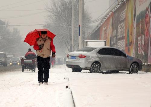 2月3日,一位石家莊市民在育才街冒雪行走。 當(dāng)日為我國傳統(tǒng)的“小年”,河北大部地區(qū)出現(xiàn)降雪。河北省氣象臺2月3日發(fā)布暴雪藍(lán)色預(yù)警信號和道路結(jié)冰黃色預(yù)警信號,提醒廣大市民路面濕滑,外出需謹(jǐn)慎慢行。 新華社發(fā)(朱旭東 攝)
